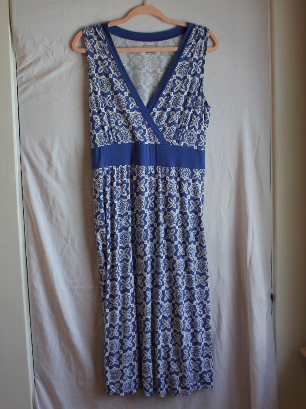 LL Bean Blue & White Sleeveless V‑Neck Midi Dress w/Moroccan Mediterranean
